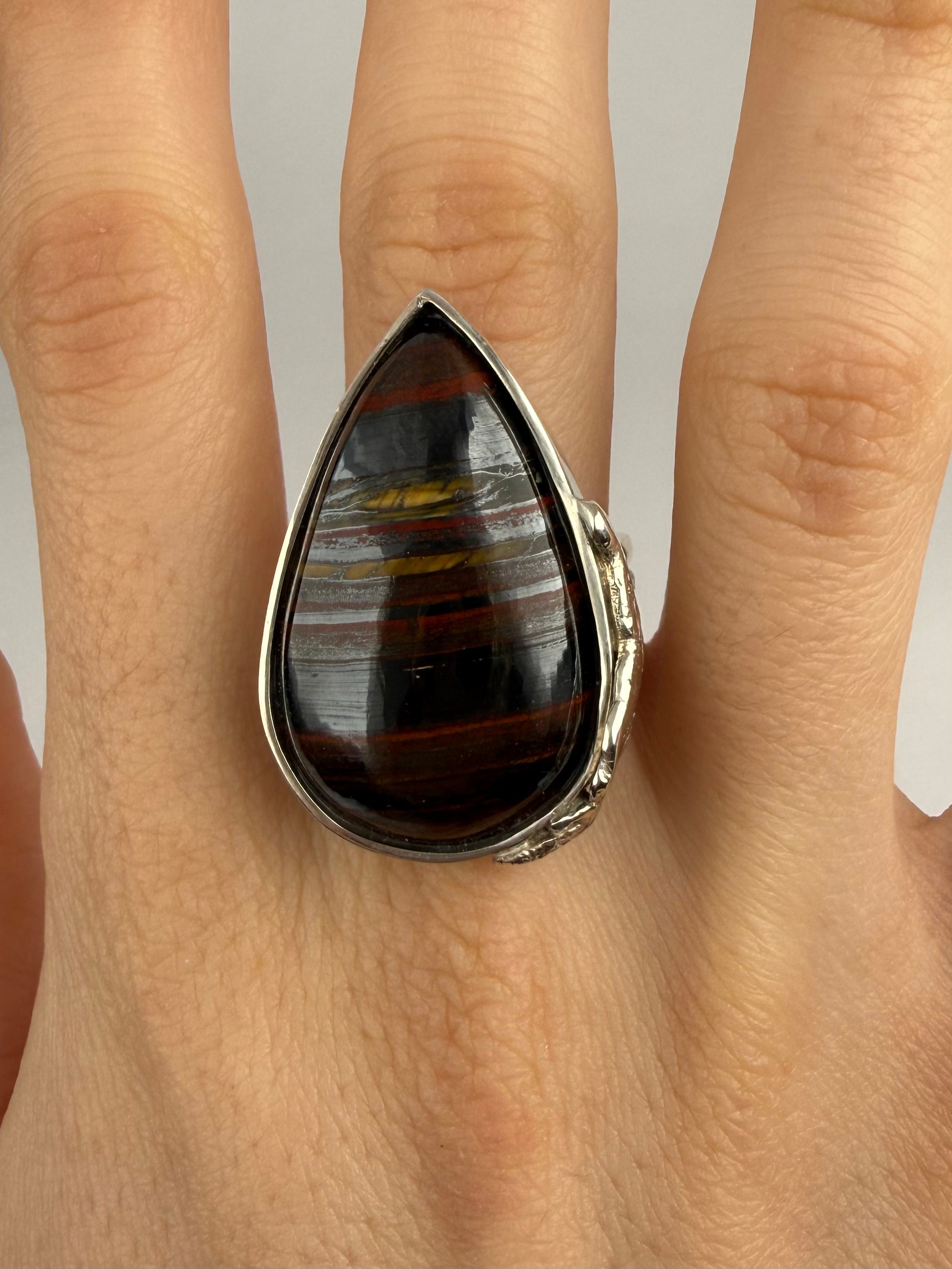 Anillo artesanal con un ojo de tigre en lágrima pulida y plata reciclada Terra, de Lalanne