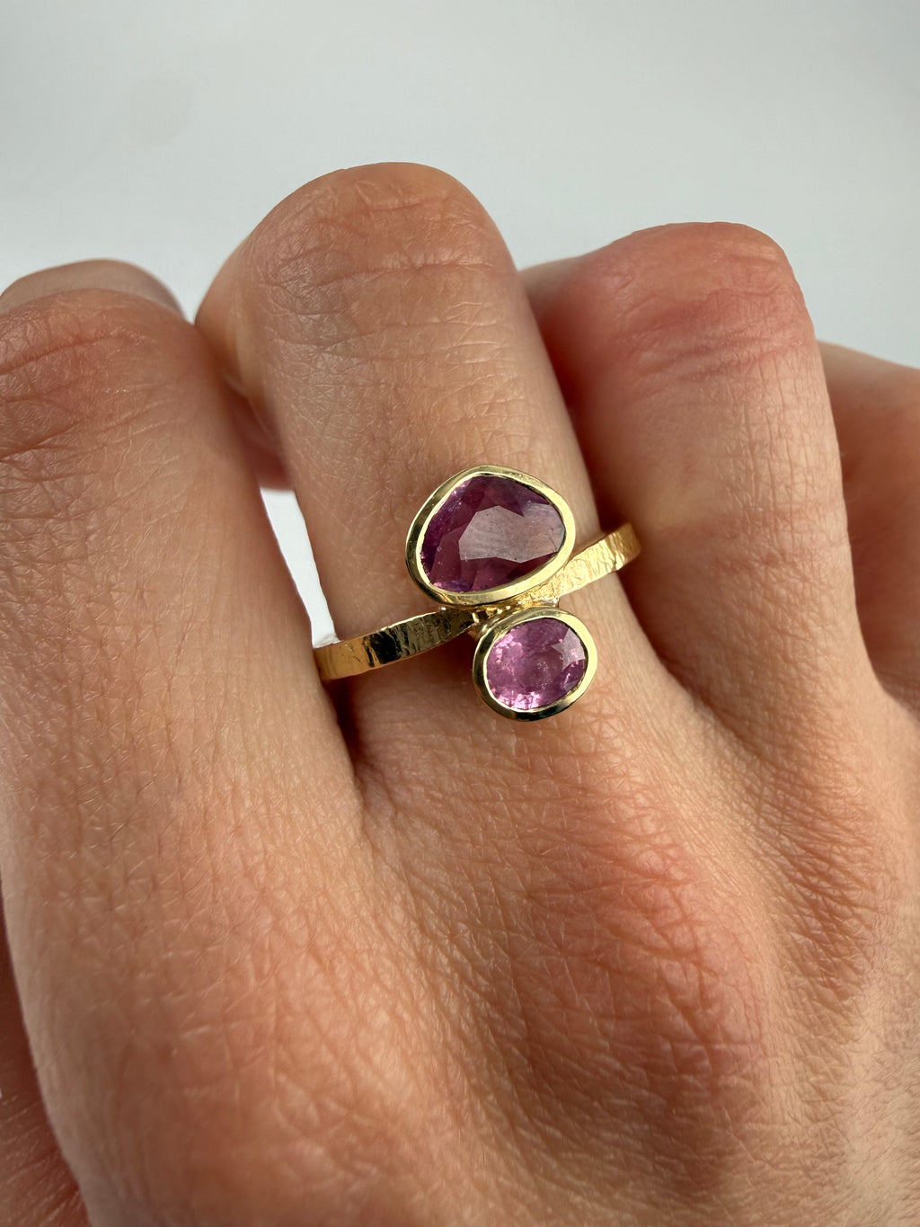 encargo anillo de oro y zafiros rosas Lalanne