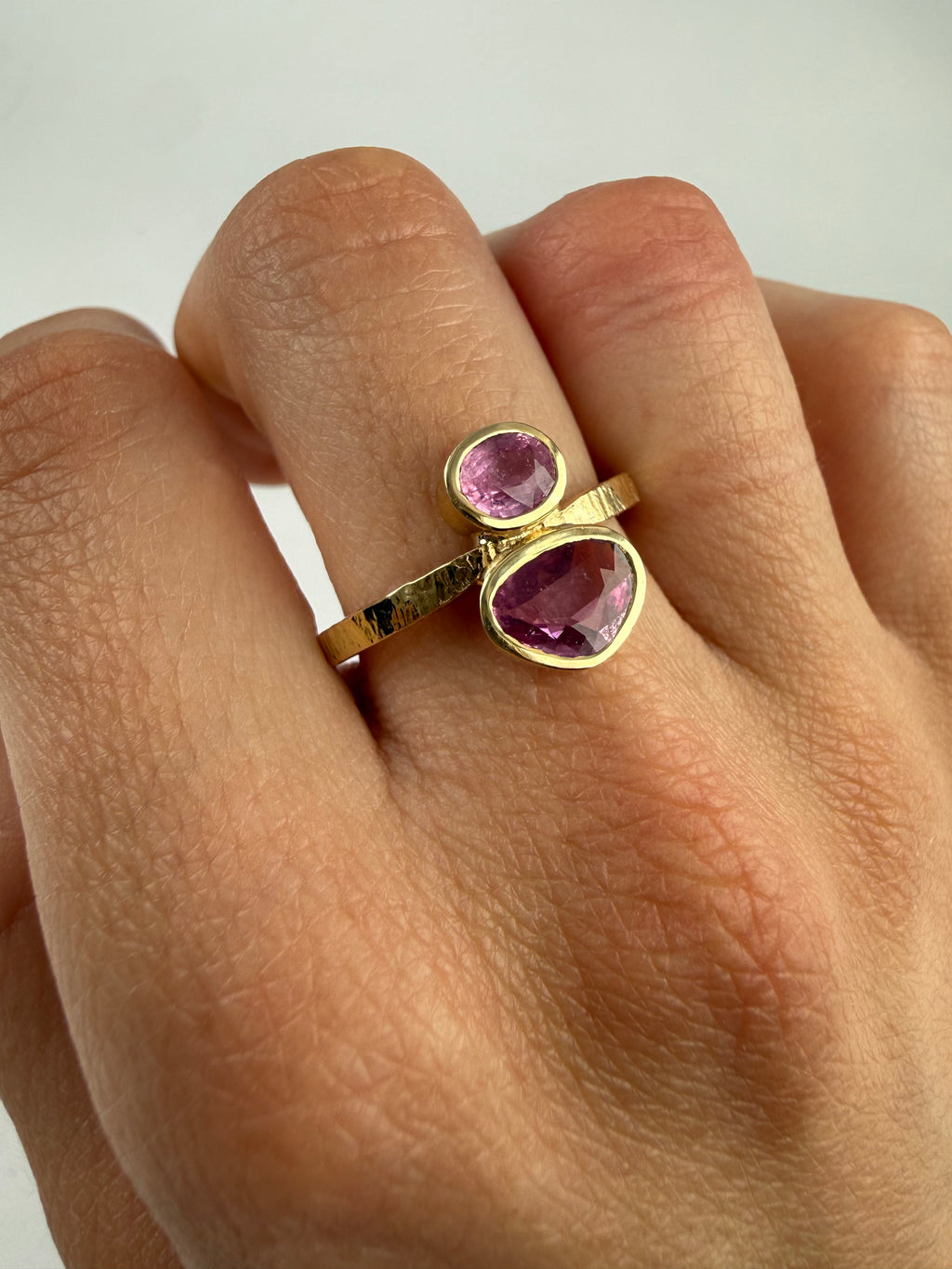 encargo anillo de oro y zafiros rosas Lalanne