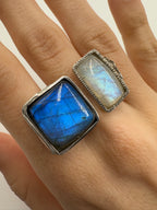 anillo único artesanal con una Labradorita, una piedra Luna y plata de ley reciclada, de Lalanne