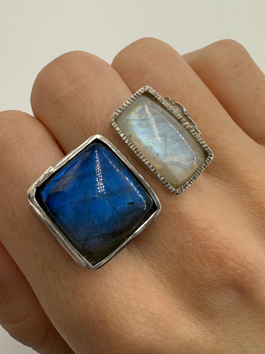 anillo único artesanal con una Labradorita, una piedra Luna y plata de ley reciclada, de Lalanne