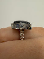 anillo único artesanal con una Labradorita, una piedra Luna y plata de ley reciclada, de Lalanne