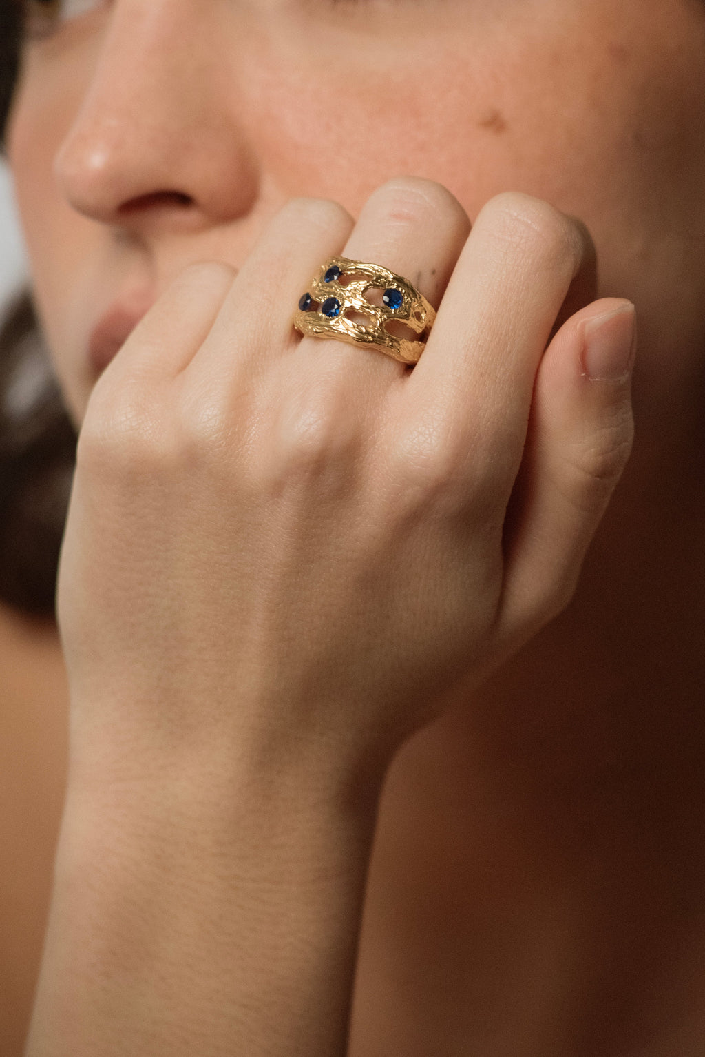 anillo artesanal de plata y baño de oro Ecru piedras colección Raw, Lalanne
