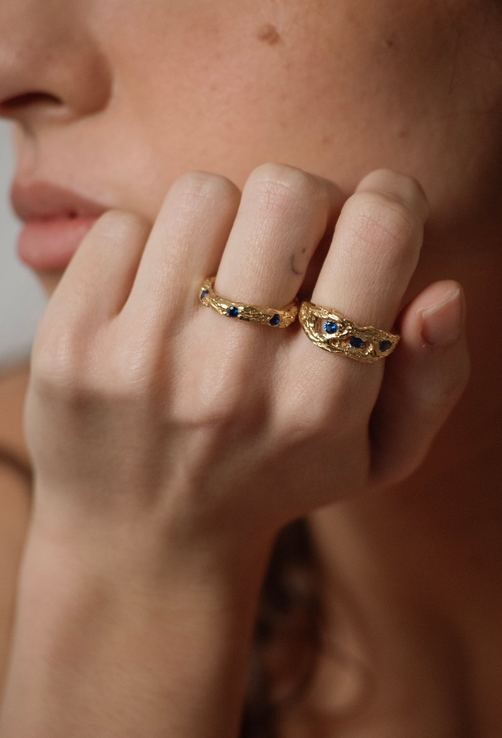 anillos artesanales de plata reciclada y baño de oro de la colección Raw, de Lalanne