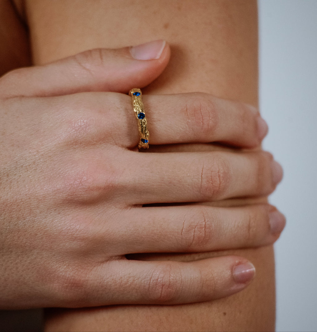 anillo artesanal de plata reciclada y baño de oro con piedras engastadas Surco piedras, de Lalanne 