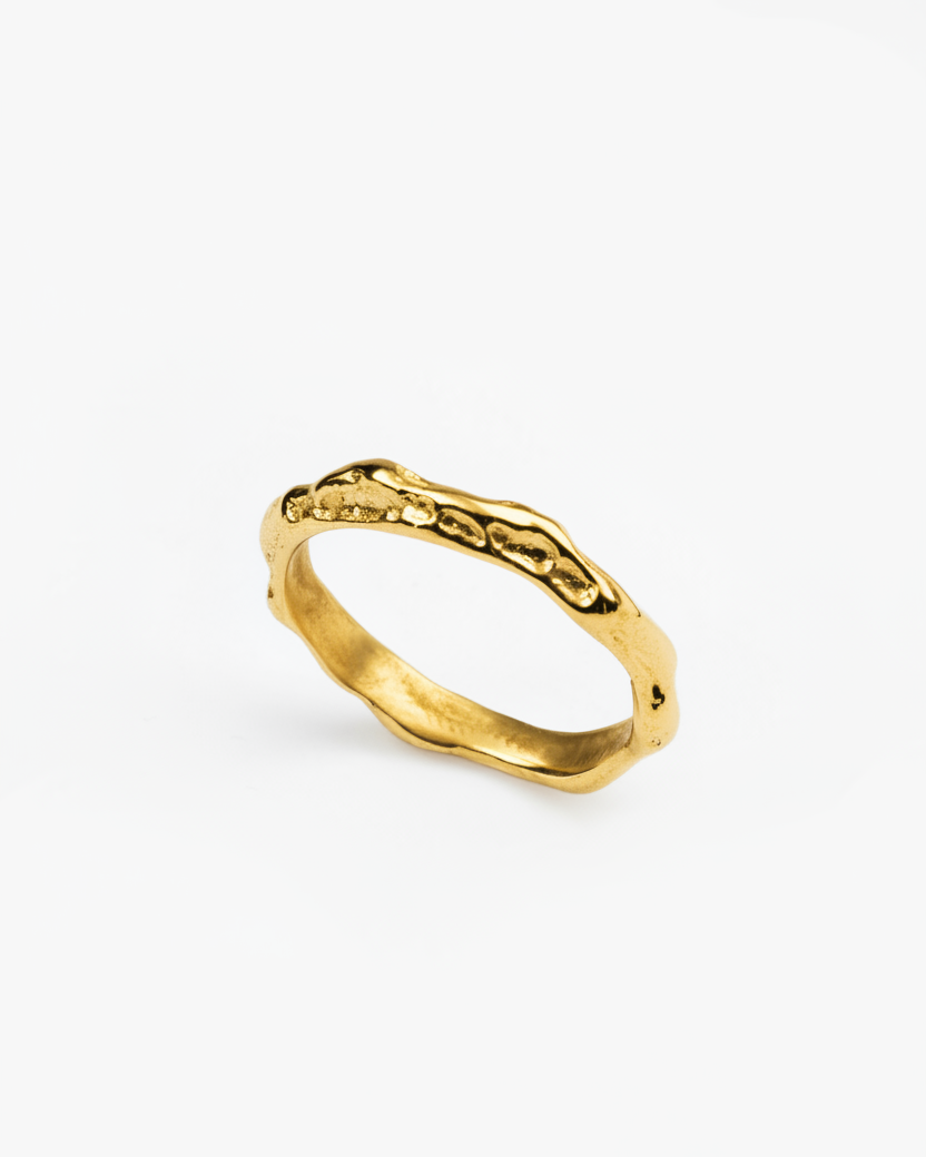 Alianza artesanal de compromiso en oro Flow, de Lalanne, lateral