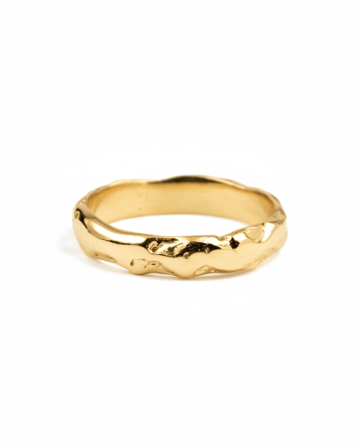 Alianza artesanal en oro de 18K Mena, de Lalanne, frontal