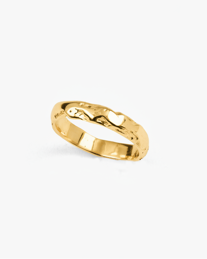 Alianza artesanal en oro de 18K Mena, de Lalanne, lateral