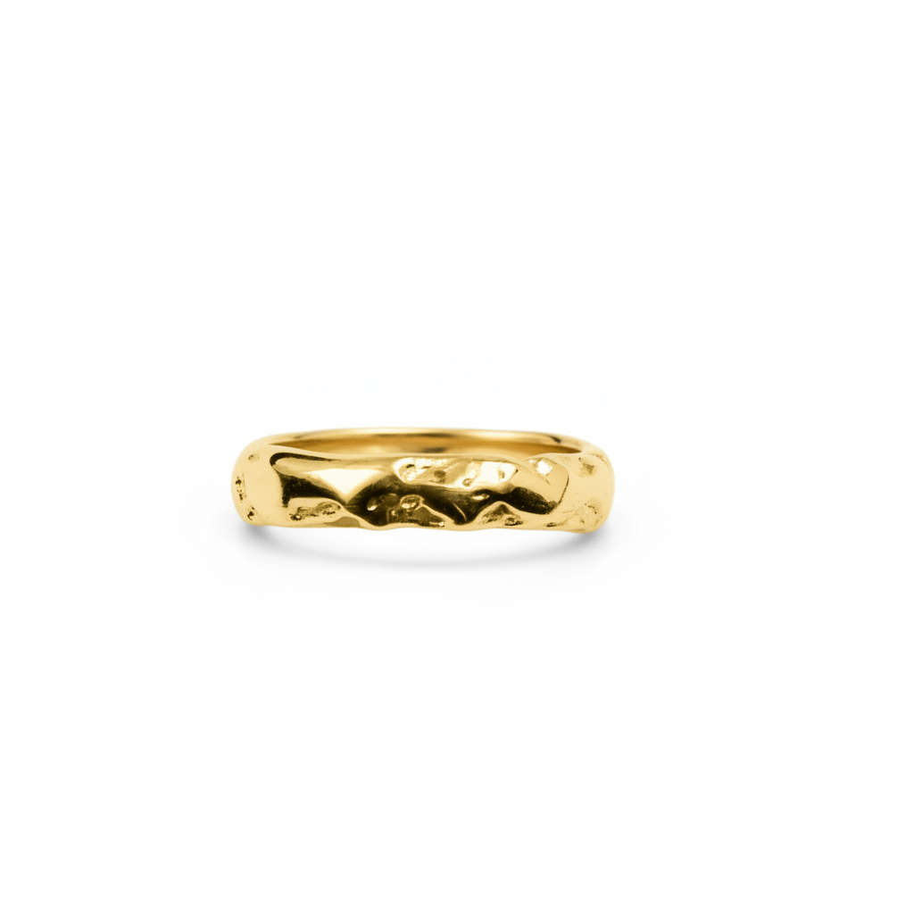 Alianza artesanal en oro de 18K Mena, de Lalanne, frontal 2
