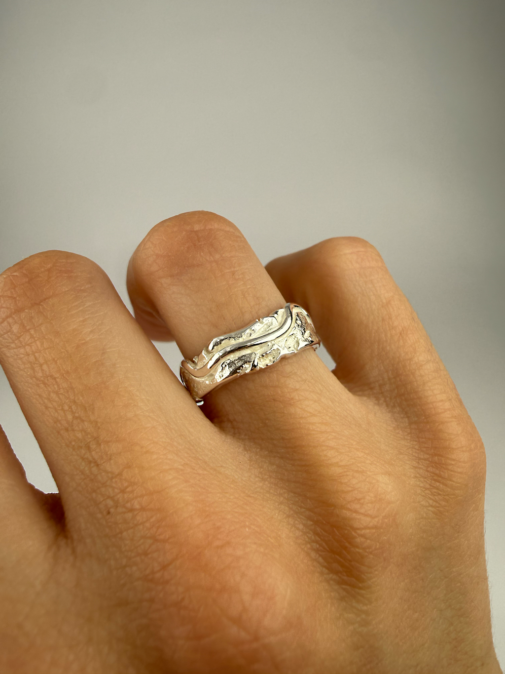 alianza artesanal plata reciclada mano 2 Bark, de Lalanne