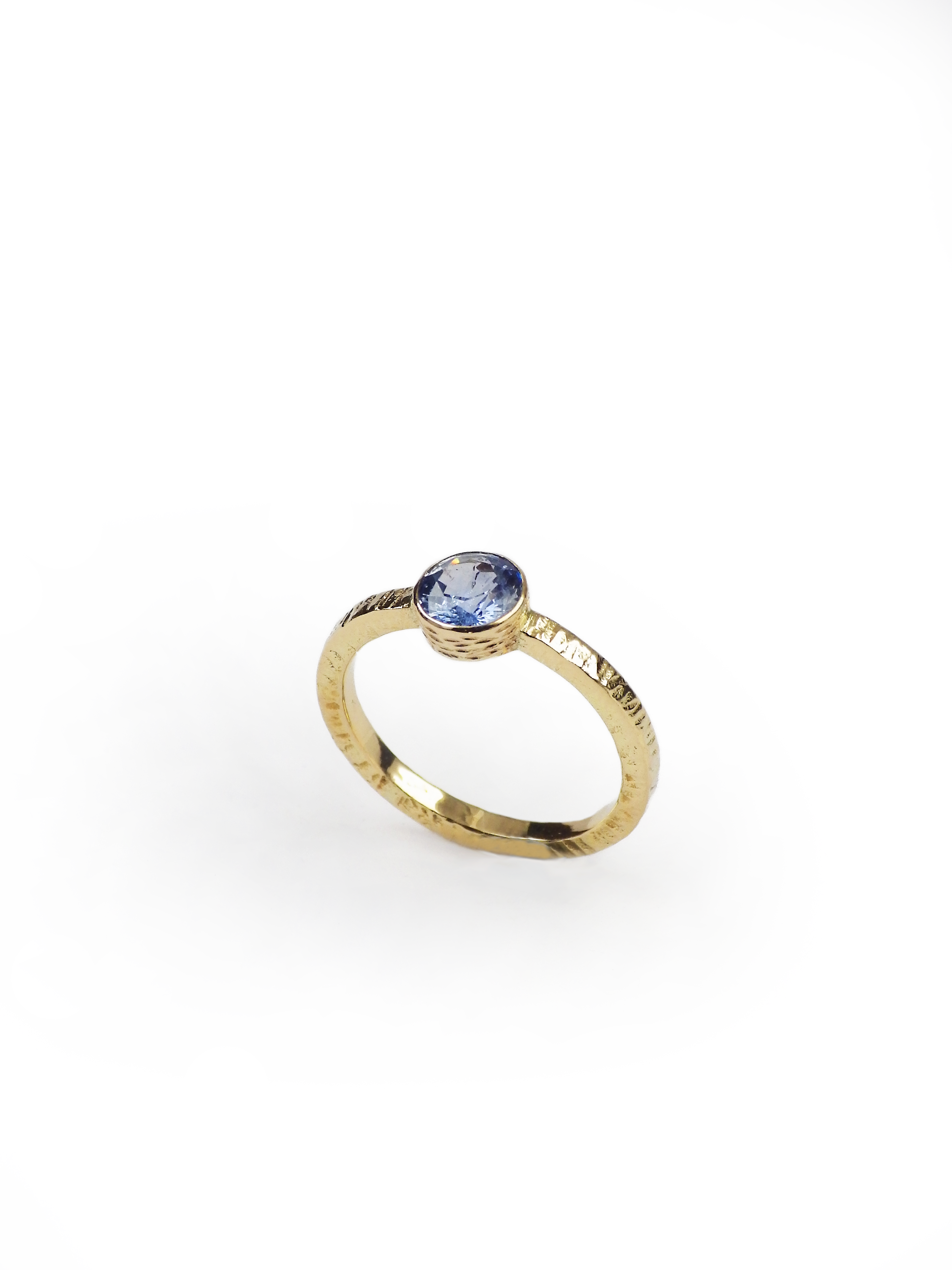 anillo diseño personalizado en oro de 18K