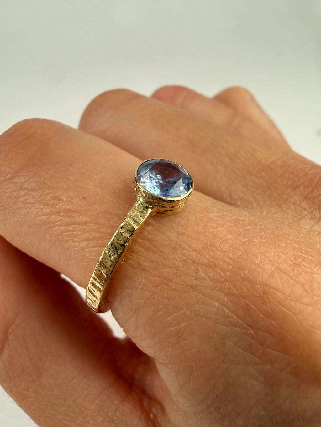 anillo diseño personalizado en oro de 18K