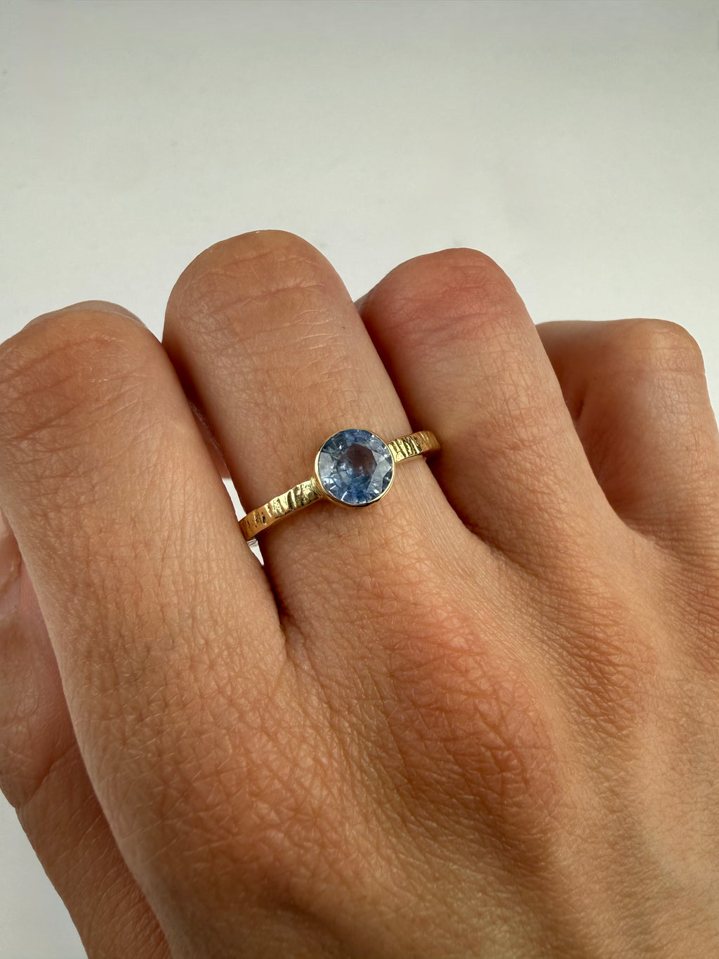 anillo diseño personalizado en oro de 18K