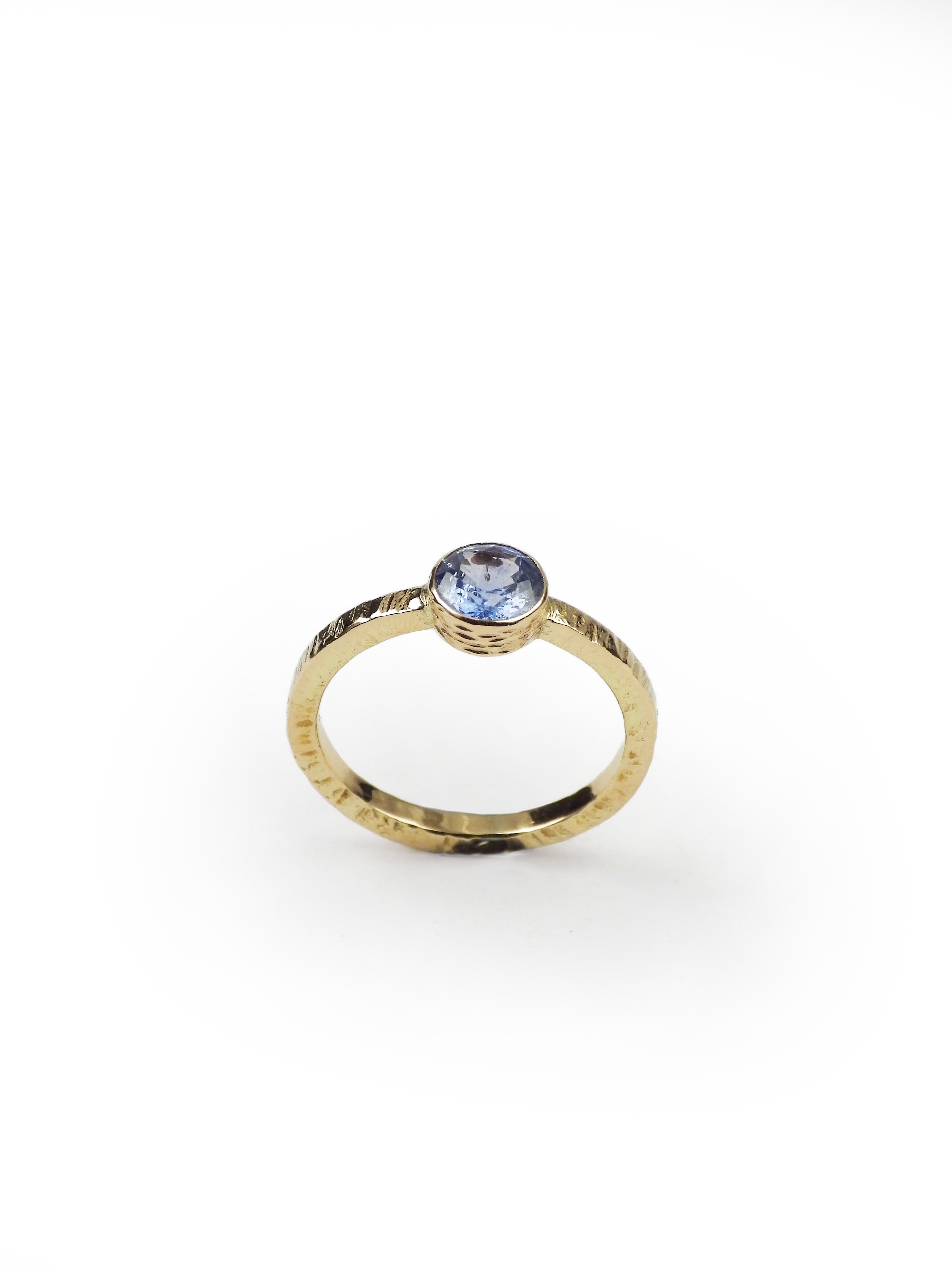 anillo diseño personalizado en oro de 18K