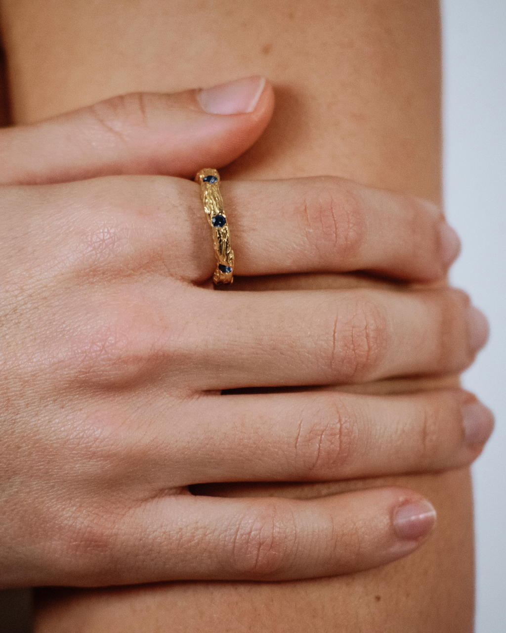 anillo artesanal de plata reciclada y baño de oro con piedras engastadas Surco piedras, de Lalanne 