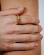 anillo artesanal de plata reciclada y baño de oro con piedras engastadas Surco piedras, de Lalanne 